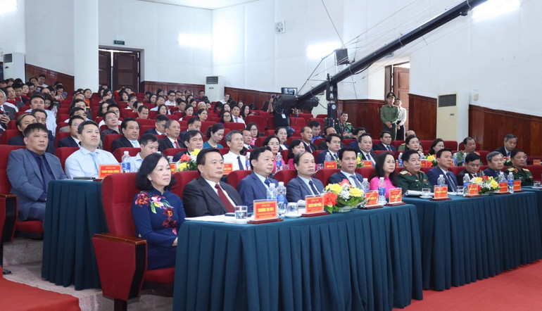 Các đồng chí lãnh đạo Đảng, Nhà nước dự lễ kỷ niệm.