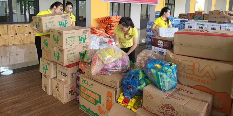 Nhiều hàng hóa, nhu yếu phẩm được tập kết sẵn sàng vận chuyển đến vùng thiên tai.