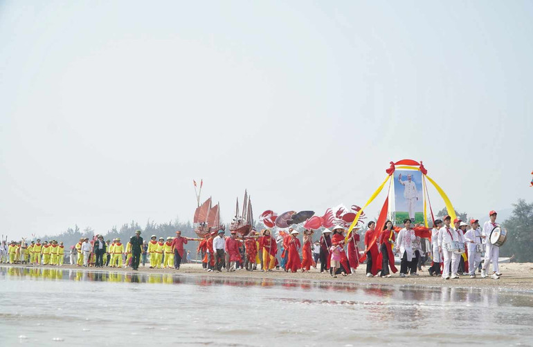 Người dân làng Cam Lâm thực hiện nghi lễ rước theo phong tục địa phương.