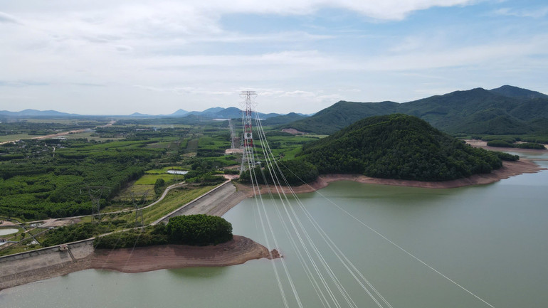 Dự án đường dây 500KV mạch 3 đi qua nhiều khu vực có địa hình phức tạp, hiểm trở tại Hà Tĩnh.