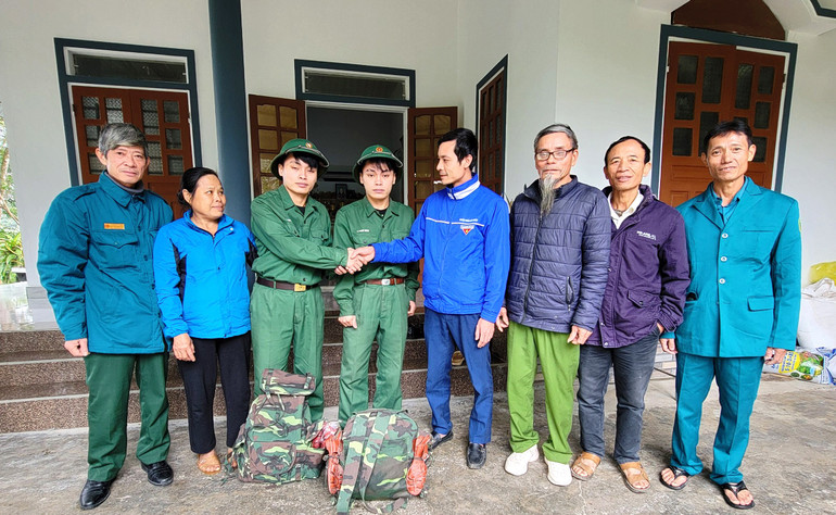 Đại diện cấp ủy, chính quyền và Ban Chấp hành Đoàn xã Cẩm Mỹ động viên hai anh em tiếp tục phát huy truyền thống quê hương, gia đình, hoàn thành xuất sắc mọi nhiệm vụ được giao.