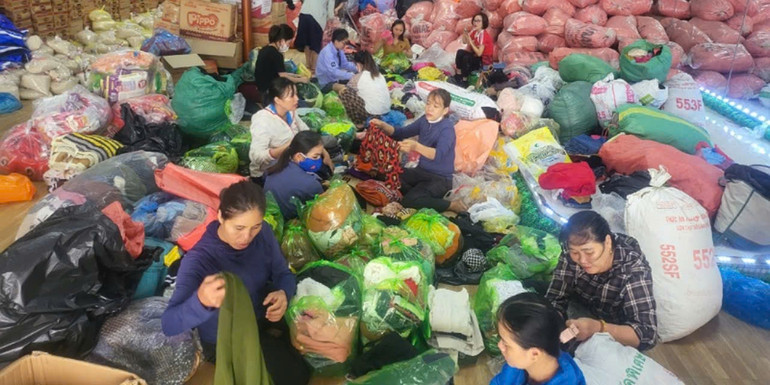 Người dân vùng biển Lộc Hà phân loại, đóng gói hàng cứu trợ.