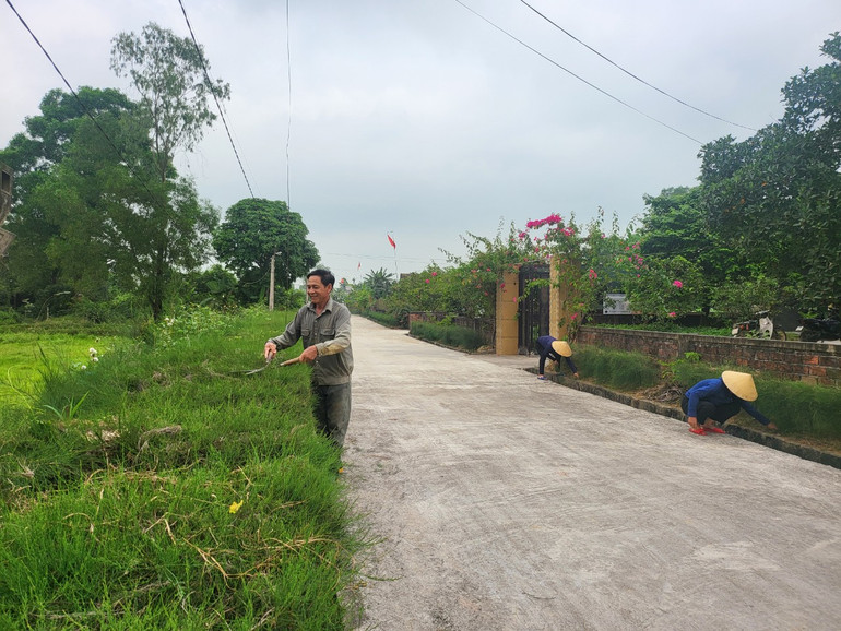 Người dân xã Cẩm Quan chăm chút không gian nông thôn mới.
