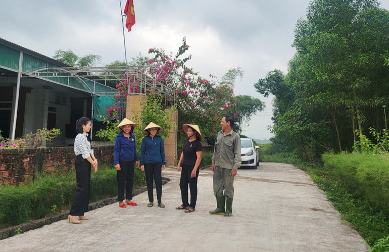 Cán bộ, nhân dân thôn Chi Quan trao đổi về nhiệm vụ xây dựng nông thôn mới.