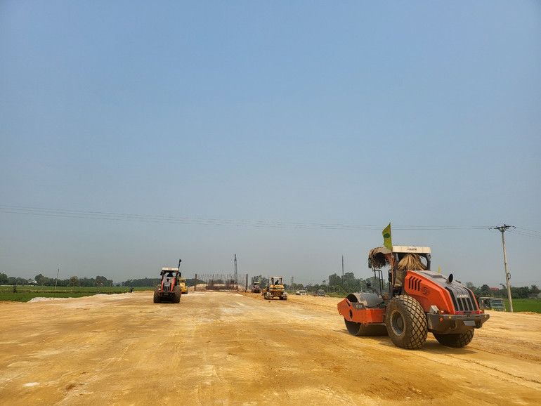 Các đơn vị huy động tối đa máy móc, phương tiện đẩy nhanh tiến độ triển khai dự án.