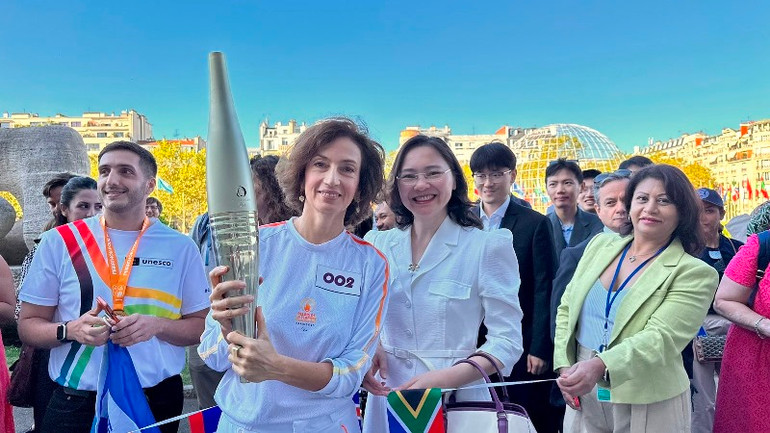 Tổng Giám đốc UNESCO Audrey Azoulay và Đại sứ, Đại diện thường trực Việt Nam bên cạnh UNESCO Nguyễn Thị Vân Anh trong lễ đón ngọn đuốc Paralympic tại trụ sở UNESCO. Tổng Giám đốc UNESCO Audrey Azoulay và Đại sứ, Đại diện thường trực Việt Nam bên cạnh UNESCO Nguyễn Thị Vân Anh trong lễ đón ngọn đuốc Paralympic tại trụ sở UNESCO.