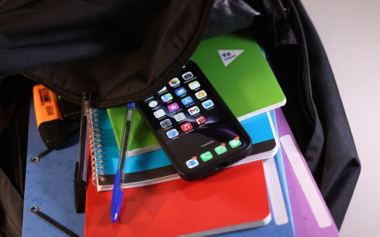 Điện thoại di động và các đồng hồ kết nối khác sẽ sớm bị cấm ở các lớp trung học cơ sở và trung học phổ thông tại Hà Lan. (Ảnh: Le Parisien)