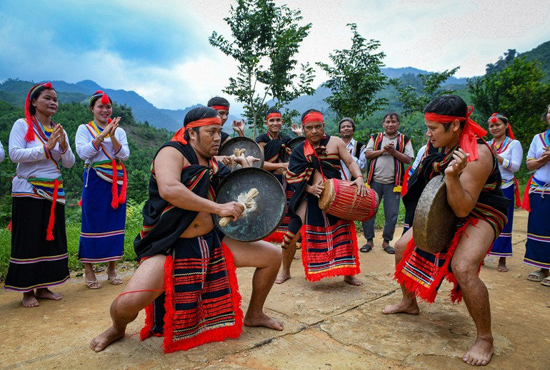 Phát hiện, sưu tầm, nghiên cứu, tổng kết tinh hoa văn hóa ở các dân tộc chính là khích lệ nhân dân các dân tộc vững tin vào sự đóng góp cho kho tàng chung của văn hóa Việt Nam. (Ảnh: Báo Nhân Dân)