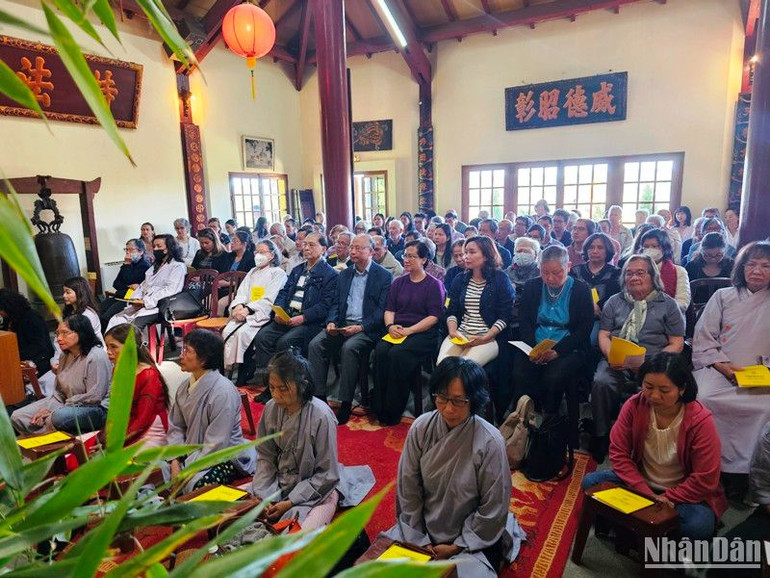 Đại sứ Đinh Toàn Thắng và phu nhân tham dự ngày Đức Phật đản sinh cùng bà con kiều bào tại Pháp. (Ảnh: MINH DUY)