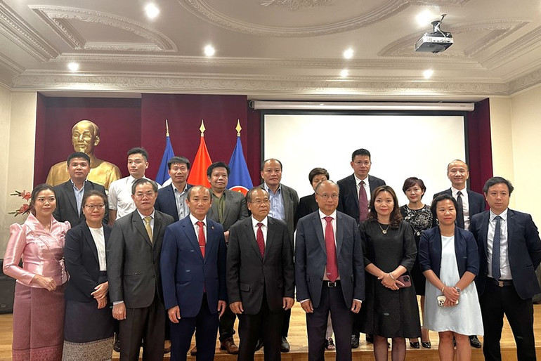Đoàn Đại sứ quán Lào tại Pháp tới thăm và gửi lời chúc mừng Quốc khánh Việt Nam.