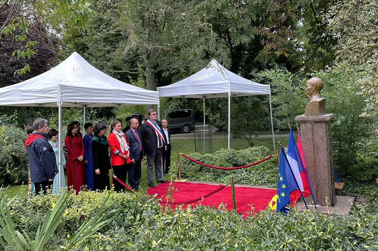 Lãnh đạo thành phố Montreuil, ngoại ô Paris (Pháp), bày tỏ sự ngưỡng mộ tới Chủ tịch Hồ Chí Minh.
