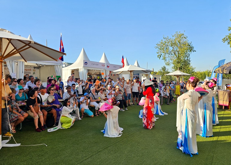 Du khách quốc tế thích thú với tiết mục nghệ thuật dân gian của gian hàng Việt Nam. Du khách quốc tế thích thú với tiết mục nghệ thuật dân gian của gian hàng Việt Nam.