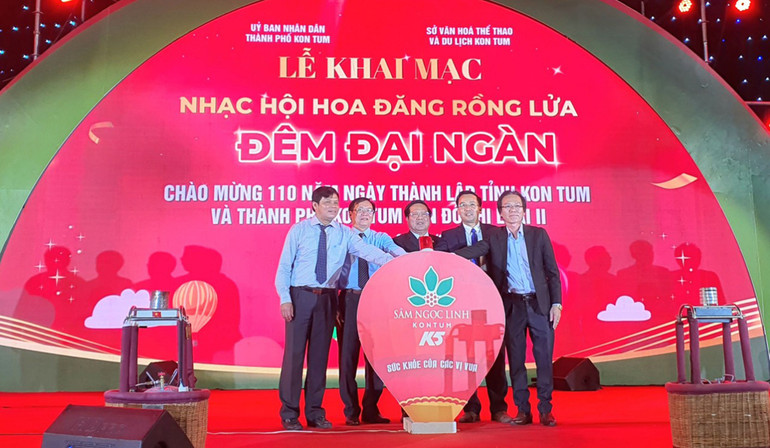 Các đại biểu nhấn nút khai mạc chương trình. Các đại biểu nhấn nút khai mạc chương trình.