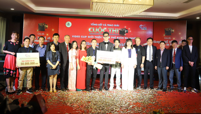 Ban tổ chức Cuộc thi video clip giới thiệu về cà-phê Buôn Ma Thuột với các tác giả dự thi tại lễ tổng kết và trao giải.