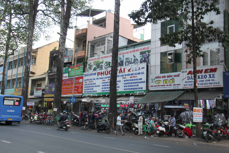 Tại trục đường Nguyễn Chí Thanh thuộc phường 12, quận 5 các hộ kinh doanh vô tư lấn chiếm vỉa hè kinh doanh sửa xe.