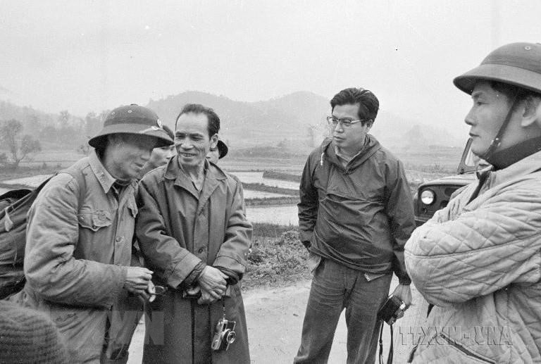 Phóng viên Isao Takano (đeo kính) của Báo Akahata - cơ quan ngôn luận của Đảng Cộng sản Nhật Bản đi đưa tin tại thị xã Lạng Sơn những ngày đầu của cuộc chiến đấu. Anh hy sinh vào trưa ngày 7/3/1979, tại đầu đường Quang Trung, phường Chi Lăng, thị xã Lạng Sơn. (Ảnh: Minh Đạo/TTXVN) Phóng viên Isao Takano (đeo kính) của Báo Akahata - cơ quan ngôn luận của Đảng Cộng sản Nhật Bản đi đưa tin tại thị xã Lạng Sơn những ngày đầu của cuộc chiến đấu. Anh hy sinh vào trưa ngày 7/3/1979, tại đầu đường Quang Trung, phường Chi Lăng, thị xã Lạng Sơn. (Ảnh: Minh Đạo/TTXVN)