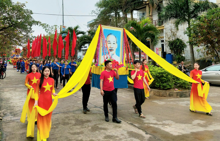 Các bạn trẻ rước ảnh chân dung Bác Hồ dẫn đầu đoàn rước lễ.