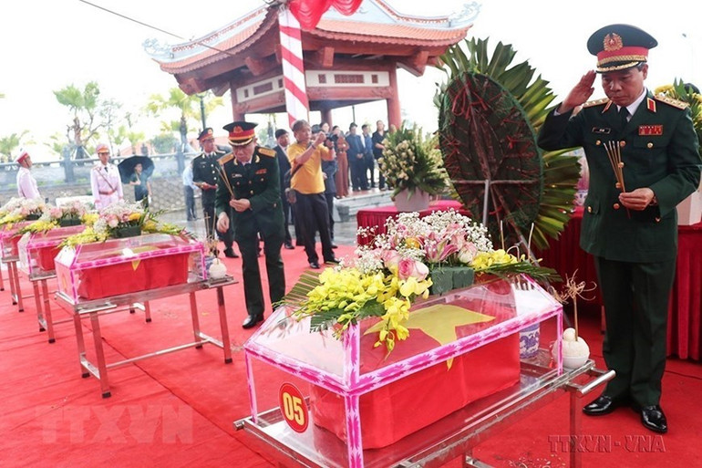 Nhắc lại sự thật lịch sử về cuộc chiến đấu bảo vệ biên giới phía bắc là dịp để chúng ta tôn vinh, tri ân những người đã ngã xuống vì nền độc lập, tự do của Tổ quốc. Trong ảnh: Thượng tướng Đỗ Căn, Phó Chủ nhiệm Tổng cục Chính trị Quân đội nhân dân Việt Nam thắp hương tưởng niệm trước hài cốt các liệt sĩ hy sinh trong Cuộc chiến đấu bảo vệ biên giới phía bắc, được đưa về an táng tại Nghĩa trang liệt sĩ quốc gia Vị Xuyên, tỉnh Hà Giang (26/11/2022). (Ảnh: Minh Tâm/TTXVN) Nhắc lại sự thật lịch sử về cuộc chiến đấu bảo vệ biên giới phía bắc là dịp để chúng ta tôn vinh, tri ân những người đã ngã xuống vì nền độc lập, tự do của Tổ quốc. Trong ảnh: Thượng tướng Đỗ Căn, Phó Chủ nhiệm Tổng cục Chính trị Quân đội nhân dân Việt Nam thắp hương tưởng niệm trước hài cốt các liệt sĩ hy sinh trong Cuộc chiến đấu bảo vệ biên giới phía bắc, được đưa về an táng tại Nghĩa trang liệt sĩ quốc gia Vị Xuyên, tỉnh Hà Giang (26/11/2022). (Ảnh: Minh Tâm/TTXVN)