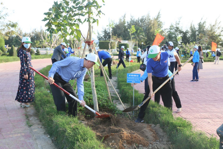 Các đại biểu hưởng ứng trồng cây xanh tại khu Công viên biển Bình Sơn sau buỗi lễ.