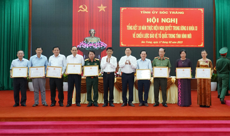 Khen thưởng các tập thể, cá nhân có thành tích xuất sắc trong thực hiện Nghị quyết Trung ương 8, khóa XI.