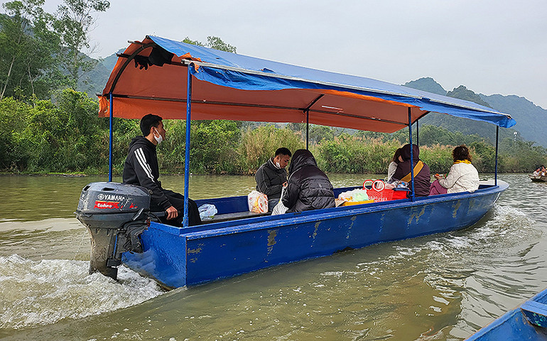 Dù đã có quy định không sử dụng xuồng, đò máy, nhưng những phương tiện này vẫn chạy với tần suất dày đặc trên suối Yến.