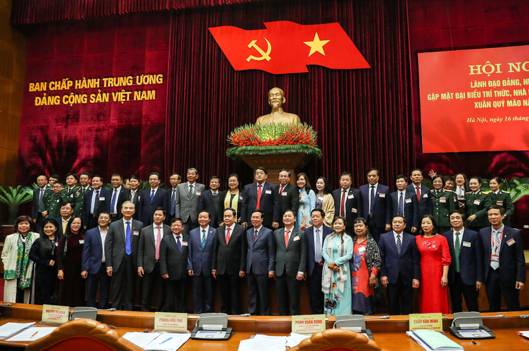 Các đồng chí lãnh đạo Đảng, Nhà nước với các đại biểu thuộc lĩnh vực văn học, nghệ thuật. (Ảnh: Đăng Anh) Các đồng chí lãnh đạo Đảng, Nhà nước với các đại biểu thuộc lĩnh vực văn học, nghệ thuật. (Ảnh: Đăng Anh)