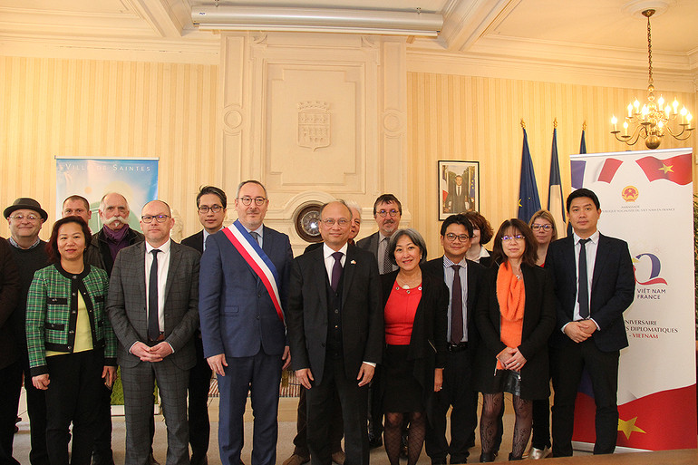 Các đại biểu chụp ảnh lưu niệm với đại diện của cộng đồng người Việt tại Saintes. Các đại biểu chụp ảnh lưu niệm với đại diện của cộng đồng người Việt tại Saintes.