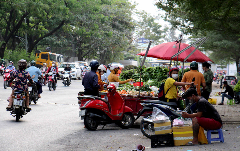 Còn ở tuyến đường số 1 nối đường Nguyễn Hữu Thọ với đường số 3, đường Lê Văn Lương, xã Phước Kiển, huyện Nhà Bè, vốn là đường giúp giảm tải xe vào giờ cao điểm tại đường Nguyễn Hữu Thọ nhiều tháng qua, các xe đẩy đổ về bán hàng rong lấn chiếm hết con đường.