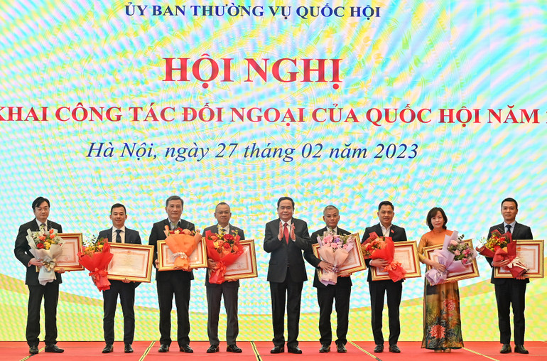 Phó Chủ tịch Thường trực Quốc hội Trần Thanh Mẫn trao Bằng khen của Thủ tướng Chính phủ cho các tập thể và cá nhân. Phó Chủ tịch Thường trực Quốc hội Trần Thanh Mẫn trao Bằng khen của Thủ tướng Chính phủ cho các tập thể và cá nhân.