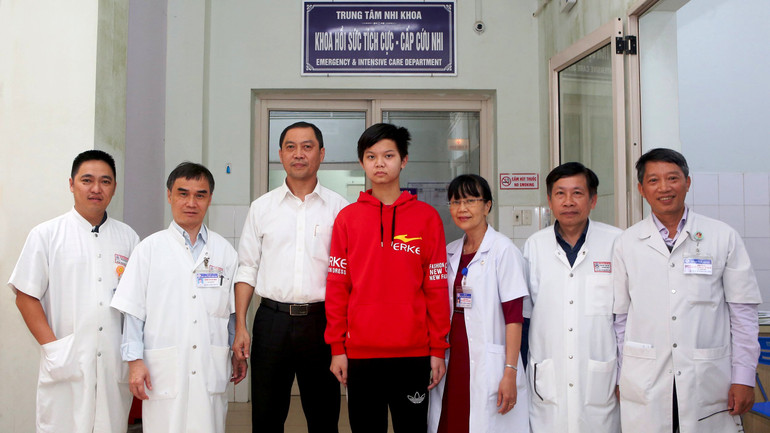 Các bác sĩ Trung tâm Nhi khoa, Bệnh viện Trung ương Huế chụp ảnh kỷ niệm cùng cháu Trần Gia H, trước giờ cháu H. xuất viện. (Ảnh: Bệnh viện cung cấp)