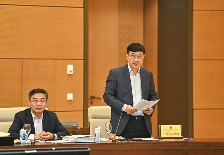 Chủ nhiệm Ủy ban Kinh tế Vũ Hồng Thanh trình bày báo cáo tại buổi làm việc.