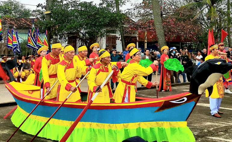 Biểu diễn “chèo cạn” trong lễ hội cầu ngư Cảnh Dương.