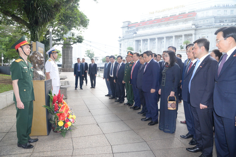 Thủ tướng Phạm Minh Chính và Phu nhân dâng hoa, tưởng niệm, bày tỏ lòng thành kính đối với Chủ tịch Hồ Chí Minh.