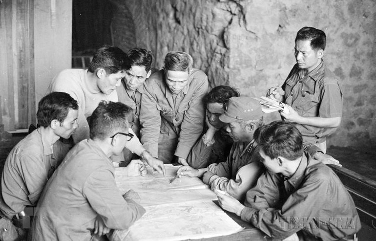 Bộ Chỉ huy mặt trận Lạng Sơn cùng chỉ huy Đoàn 327 bàn phương án tác chiến tại hang Chùa Tiên, thị xã Lạng Sơn. (Ảnh: Văn Bảo/TTXVN) Bộ Chỉ huy mặt trận Lạng Sơn cùng chỉ huy Đoàn 327 bàn phương án tác chiến tại hang Chùa Tiên, thị xã Lạng Sơn. (Ảnh: Văn Bảo/TTXVN)