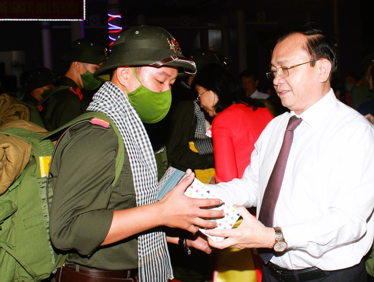 Đồng chí Lê Tấn Cận, Phó Chủ tịch Ủy ban nhân dân tỉnh Bạc Liêu tặng quà các tân binh tại buổi lễ sáng nay (9/2).