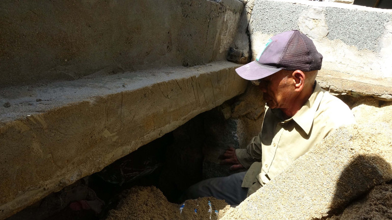 Căn nhà của anh Đỗ Xuân Bốn ở thôn Ninh Chử 1, thị trấn Khánh Hải, huyện Ninh Hải, tỉnh Ninh Thuận bị sóng đánh sập tường và móng nhà.