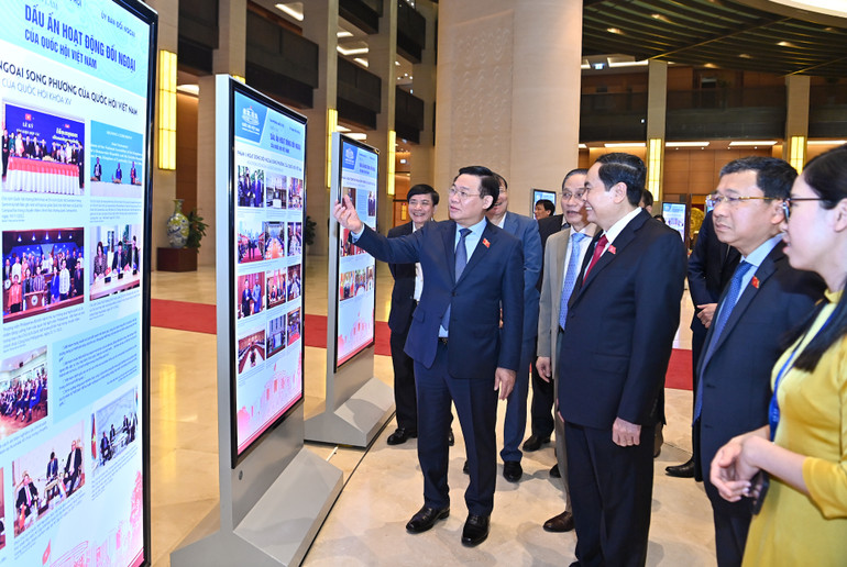 Chủ tịch Quốc hội Vương Đình Huệ và các đại biểu tham quan Triển lãm ảnh về công tác đối ngoại của Quốc hội. Chủ tịch Quốc hội Vương Đình Huệ và các đại biểu tham quan Triển lãm ảnh về công tác đối ngoại của Quốc hội.