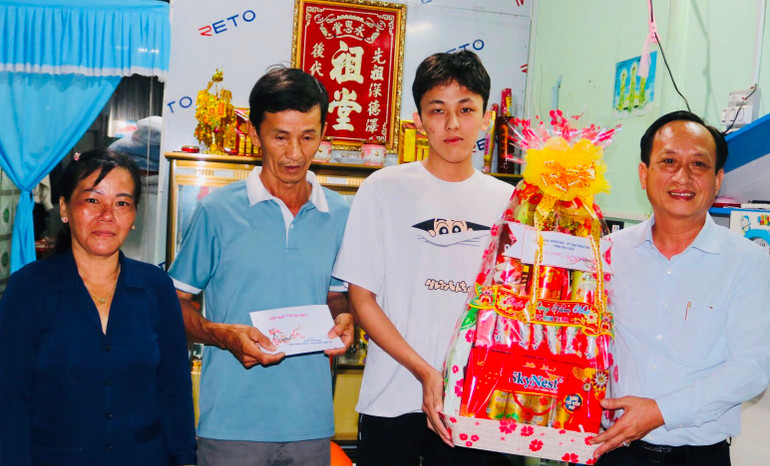 Chủ tịch Ủy ban nhân dân tỉnh Bạc Liêu Phạm Văn Thiều đến tận nhà thăm, tặng quà, động viên các gia đình tân binh.