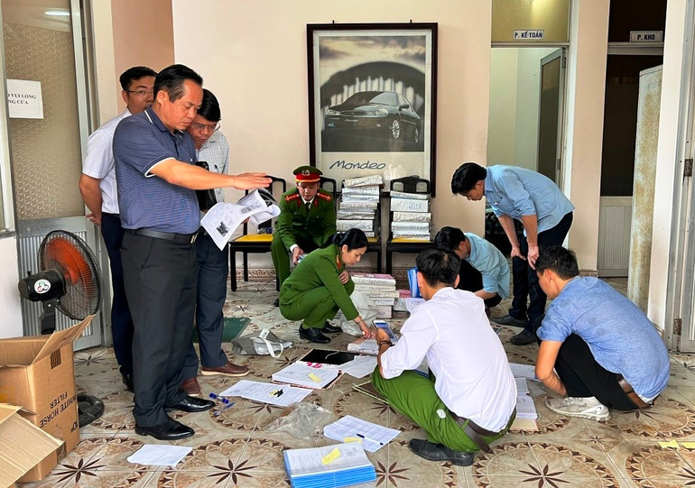 Lực lượng công an khám xét chỗ làm việc các đối tượng.