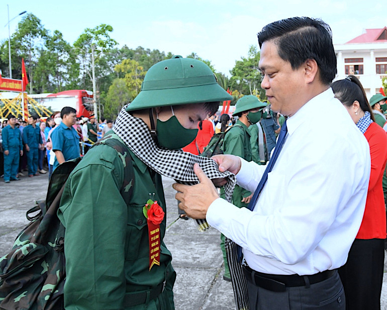 Chủ tịch Ủy ban nhân dân thành phố Cà Mau Tô Hoài Phương choàng khăn động viên tân binh trước giờ lên đường làm nhiệm vụ. Chủ tịch Ủy ban nhân dân thành phố Cà Mau Tô Hoài Phương choàng khăn động viên tân binh trước giờ lên đường làm nhiệm vụ.