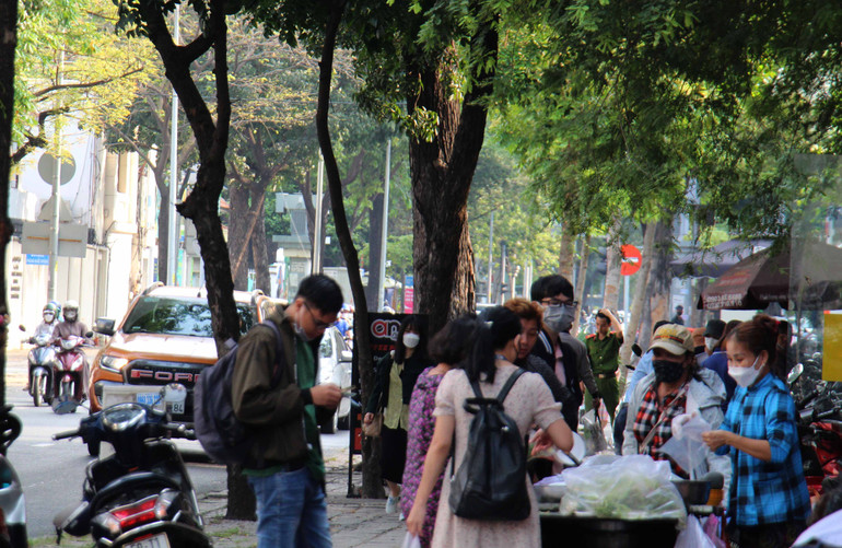 Tuyến đường Nguyễn Đình Chiểu quận 3 mặc dù được chính quyền nhắc nhở thường xuyên, nhưng tình trạng buôn bán vẫn diễn ra thường xuyên.