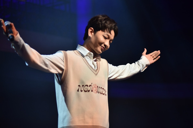 Ca sĩ trẻ Hoàng Dũng bùng nổ sân khấu với một loạt các bài hát đã làm nên tên tuổi.