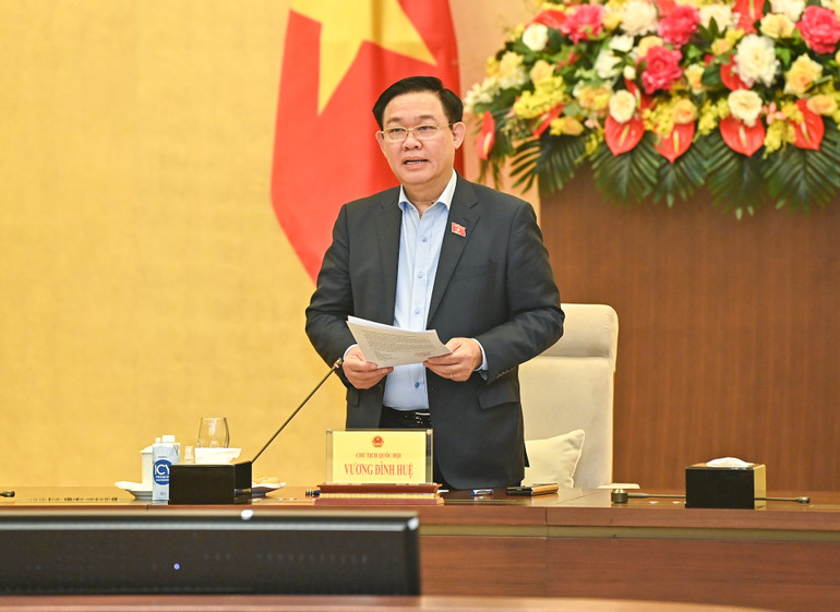 Chủ tịch Quốc hội Vương Đình Huệ phát biểu ý kiến tại buổi làm việc.