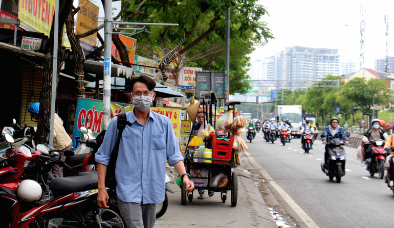 Nút giao thông trước Đại học Tôn Đức Thắng, Đại học Cảnh sát tan trường thường hay kẹt xe bởi việc buôn bán lấn chiếm lòng lề đường, dẫn đến những hệ lụy như mất mỹ quan đô thị.