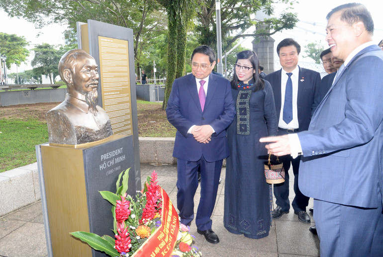 Thủ tướng Phạm Minh Chính và Phu nhân nghe giới thiệu về quá trình hình thành Tượng đài Chủ tịch Hồ Chí Minh trong khuôn viên Bảo tàng Văn minh châu Á.