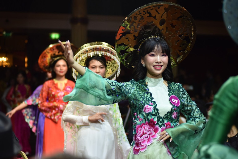 Các thí sinh duyên dáng trong phần thi trình diễn áo dài.