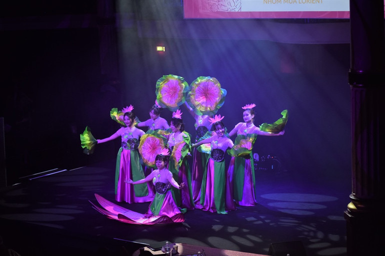 Tiết mục múa hoa sen trầm lắng đưa cả khán phòng cùng trở về với khung cảnh làng quê Việt Nam thân thuộc.