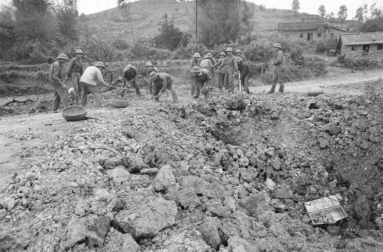 Chiến sĩ công binh Đại đội 3, Tiểu đoàn 15, Đoàn Sông Hồng gỡ mìn và sửa đường để thông xe trên đoạn Quốc lộ 1A thị xã Lạng Sơn đi Đồng Đăng, ngày 17/2/1979. (Ảnh: Hà Việt/TTXVN) Chiến sĩ công binh Đại đội 3, Tiểu đoàn 15, Đoàn Sông Hồng gỡ mìn và sửa đường để thông xe trên đoạn Quốc lộ 1A thị xã Lạng Sơn đi Đồng Đăng, ngày 17/2/1979. (Ảnh: Hà Việt/TTXVN)