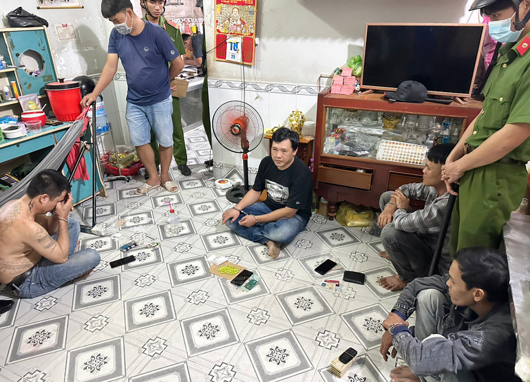 Công an tỉnh Sóc Trăng bắt quả tang một vụ dùng thiết bị công nghệ cao liên lạc để mua bán trái phép chất ma túy.