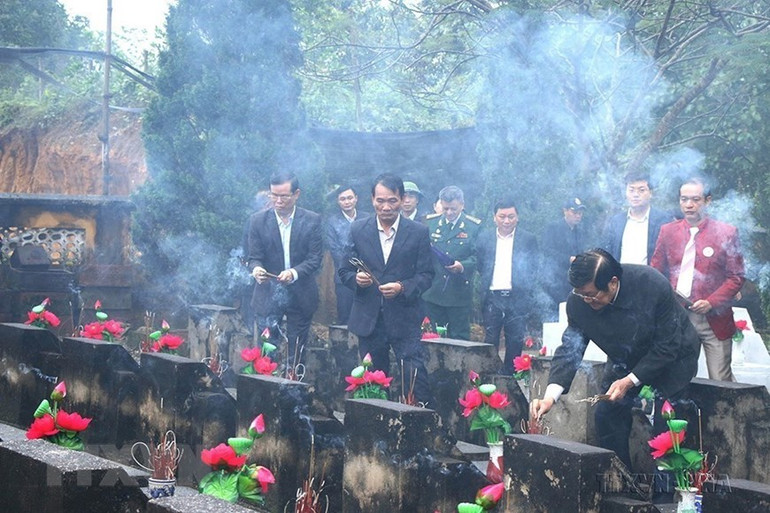 Nguyên Chủ tịch nước Trương Tấn Sang dâng hương tưởng niệm các Anh hùng liệt sĩ đã hy sinh trong Cuộc chiến đấu bảo vệ biên giới phía bắc, tại Nghĩa trang liệt sĩ Quốc gia Vị Xuyên, tỉnh Hà Giang (17/2/2019). (Ảnh: TTXVN phát) Nguyên Chủ tịch nước Trương Tấn Sang dâng hương tưởng niệm các Anh hùng liệt sĩ đã hy sinh trong Cuộc chiến đấu bảo vệ biên giới phía bắc, tại Nghĩa trang liệt sĩ Quốc gia Vị Xuyên, tỉnh Hà Giang (17/2/2019). (Ảnh: TTXVN phát)